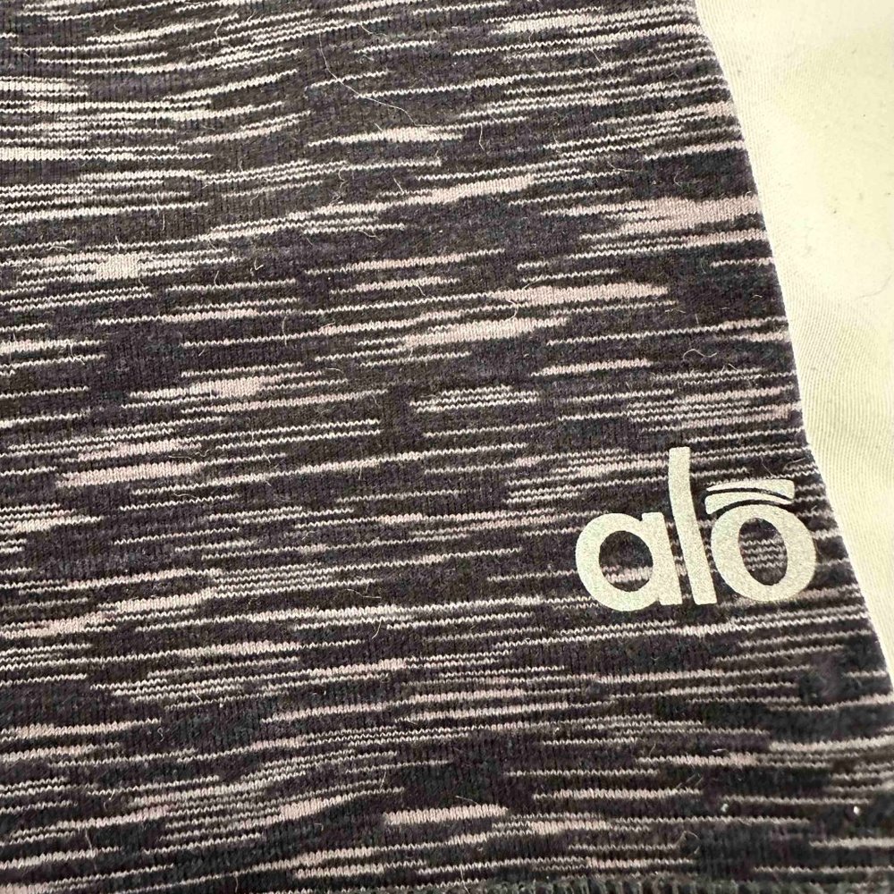 Alo striped yoga shorts - Picture 2 of 3
